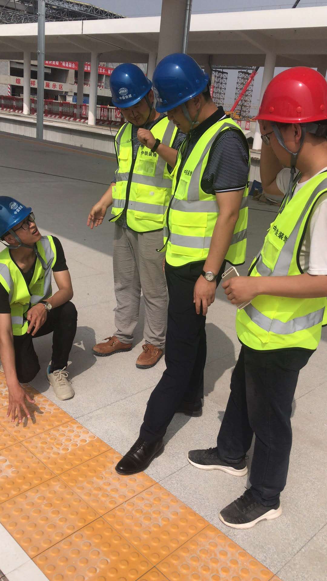 5月18日上午，焦作市眾光耐酸瓷業(yè)有限公司范總親臨南陽站參觀本廠供應的全瓷盲道磚